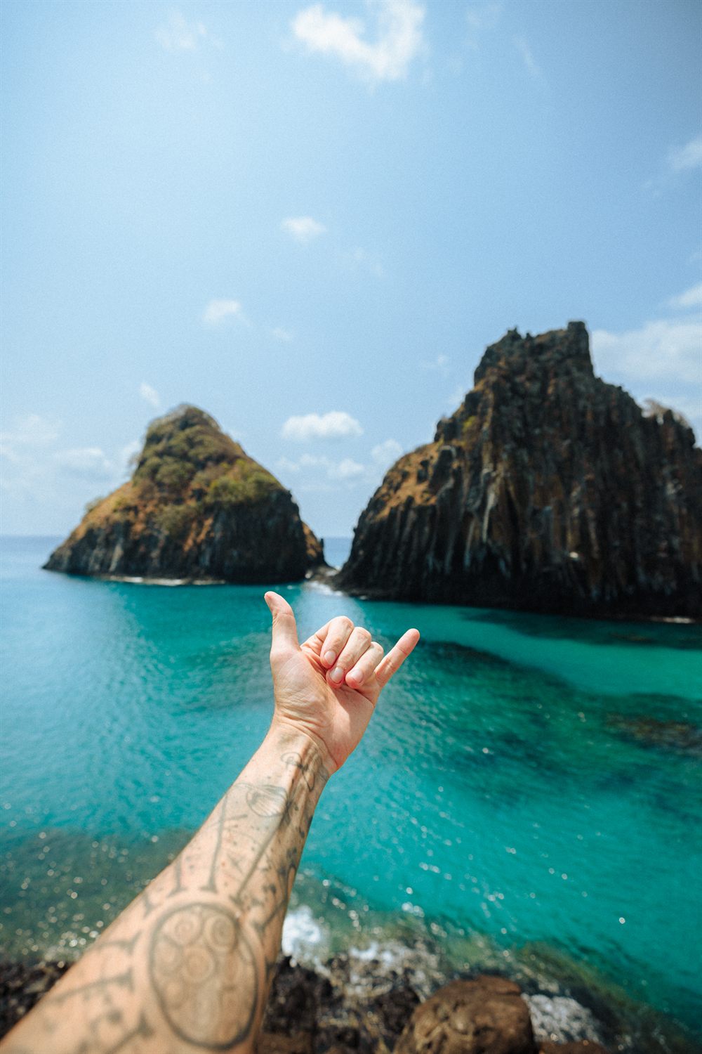 Morro Dois Irmãos e águas cristalinas de Fernando de Noronha